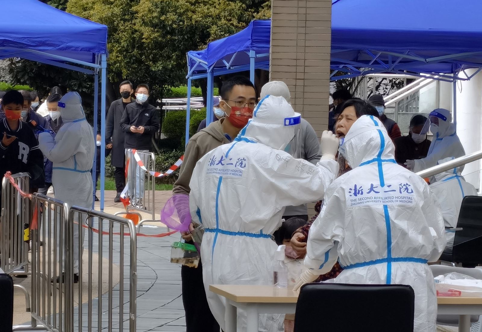 Nhân viên y tế lấy mẫu xét nghiệm COVID-19 cho người dân tại Thượng Hải, Trung Quốc, ngày 28/3/2022. Ảnh: THX/TTXVN