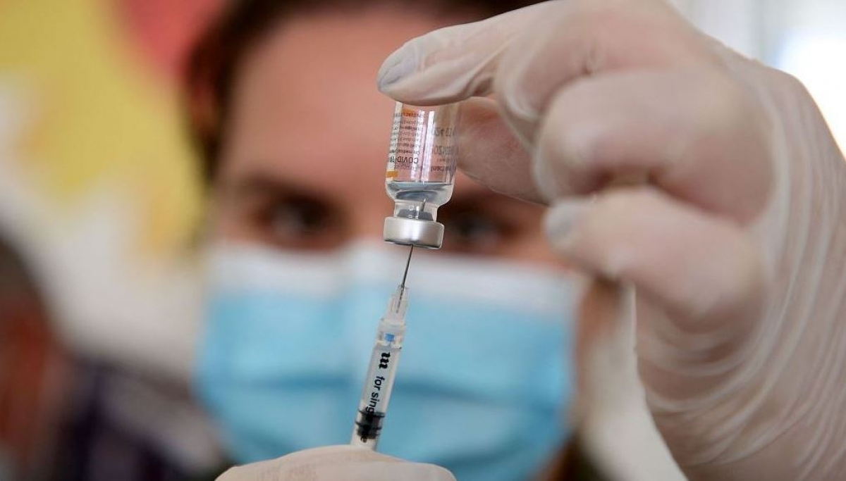 Các chuyên gia y tế cho rằng có thể sẽ cần tiêm liều vaccine thứ tư trong những tháng tới. Ảnh: AP