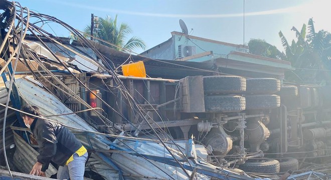 Clip: Nỗ lực giải cứu nạn nhân vụ xe tải tuột dốc lao vào quán ăn ở Bình Phước