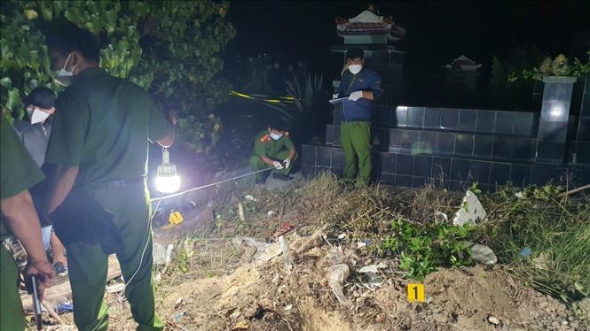 Cơ quan cảnh sát điều tra Công an tỉnh Bình Định khai quật ngôi mộ chôn Phan Văn Dũng tại nghĩa địa.  