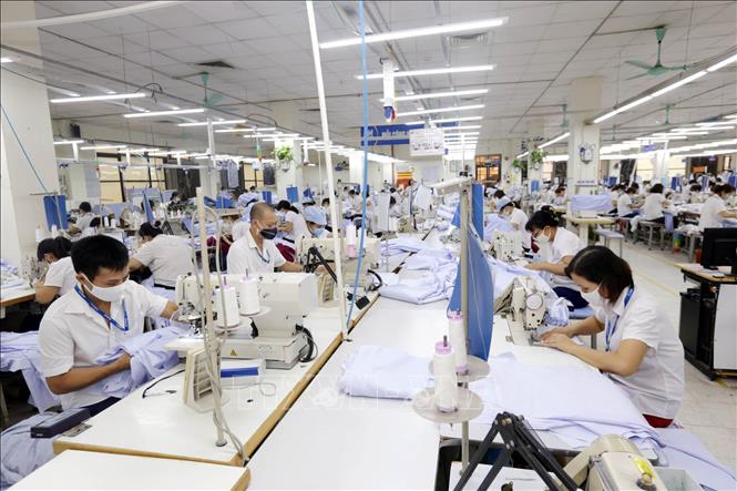 Sản xuất hàng may mặc tại Xí nghiệp Sơ mi, Veston của Tổng Công ty May 10 tại Sài Đồng, Quận Long Biên, Hà Nội – một đơn vị của Tập đoàn Dệt may Việt Nam (Vinatex). 
