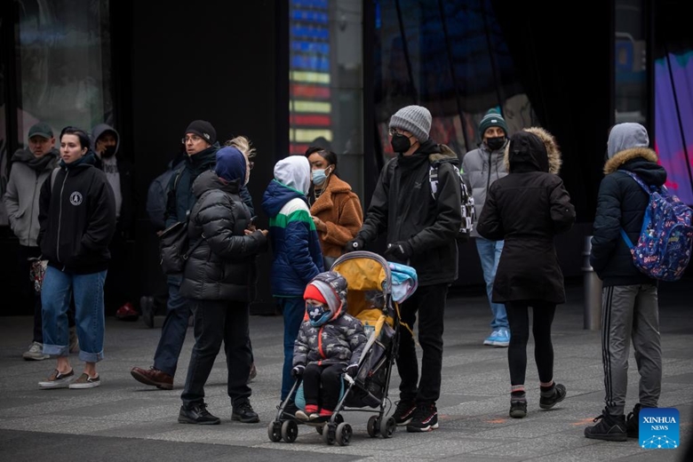  Người dân đi lại trên Quảng trường Thời Đại ở New York (Mỹ), ngày 28/3/2022. (Ảnh: Xinhua)