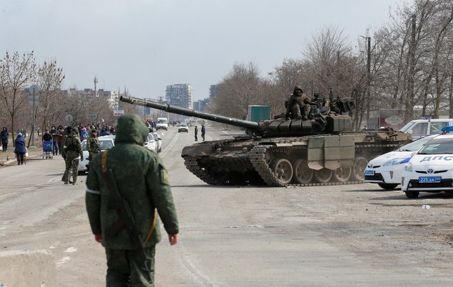 Binh lính thân Nga ở ngoại ô thành phố Mariupol, Ukraine, ngày 20/3. Ảnh: Reuters.
