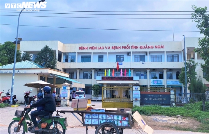 Theo lãnh đạo Sở Y tế Quảng Ngãi, việc Bệnh viện lao và bệnh phổi Quảng Ngãi để người dân tự thỏa thuận với dịch vụ mai táng là sai quy định.