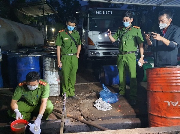 Lực lượng công an tiến hành lấy mẫu kiểm tra tại cơ sở tái chế xuất dầu nhớt thải “lậu” thành dầu đốt FO. 