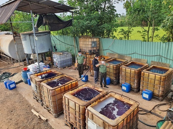 Số lượng dầu “lậu” thành phẩm đựng trong các bồn chứa cỡ lớn bị công an tạm giữ. 