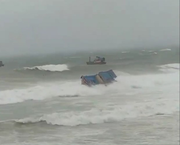 Nhiều tàu cá tại Phú Yên bị sóng đánh chìm. 