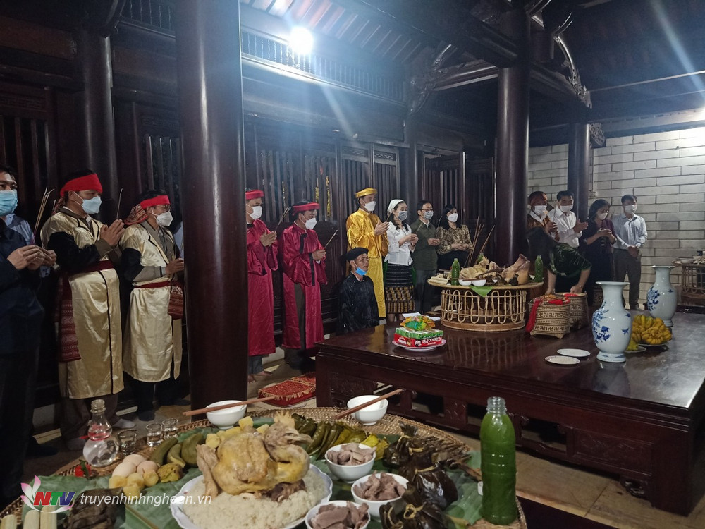 Thầy mo cùng cầu cho Quốc thái dân an tại Đền Chọong, xã Châu Lý.