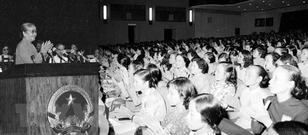 Bà Nguyễn Thị Định, Ủy viên Trung ương Đảng, Chủ tịch Hội Liên hiệp Phụ nữ Việt Nam đọc lời khai mạc Đại hội đại biểu Phụ nữ toàn quốc lần thứ VI (5/1987). (Ảnh: Minh Điền/TTXVN)
