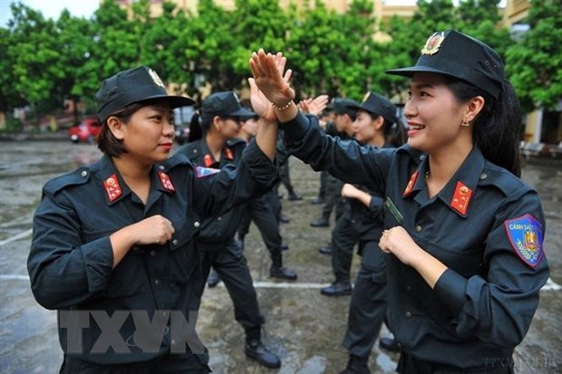 Nữ chiến sỹ Cảnh sát cơ động -Công an tỉnh Ninh Bình trong giờ tập luyện. (Ảnh: Minh Đức/TTXVN)