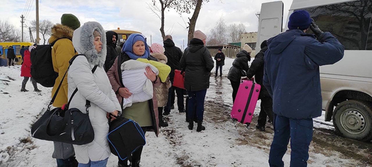 Người dân Ukraine sơ tán khỏi Sumy, Ukraine ngày 8/3. Ảnh: Getty