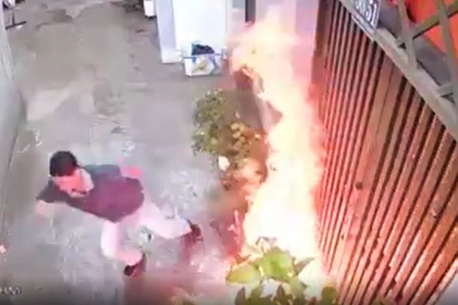 Người đàn ông tưới xăng đốt nhà bà con ở TP.HCM