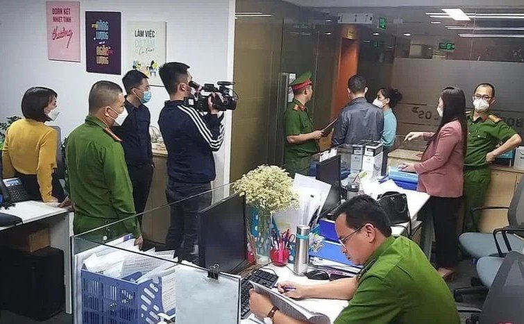 Cơ quan cảnh sát điều tra khám xét tại trụ sở Tập đoàn FLC, địa chỉ 265 Cầu Giấy (quận Cầu Giấy, TP Hà Nội) tối ngày 29-3