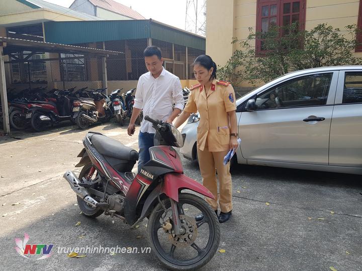 Anh Thái Bá Ba nhận lại xe tại Công an huyện Diễn Châu.