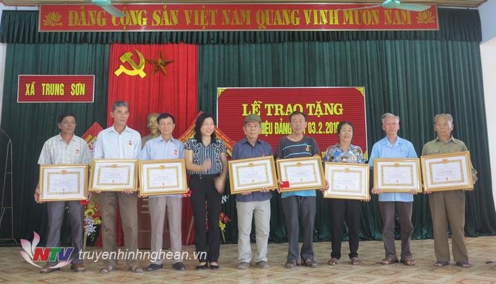   Được sự ủy quyền của cấp trên, Bí thư Đảng ủy xã Trung Sơn đã trao huy hiệu Đảng cho các đảng viên.