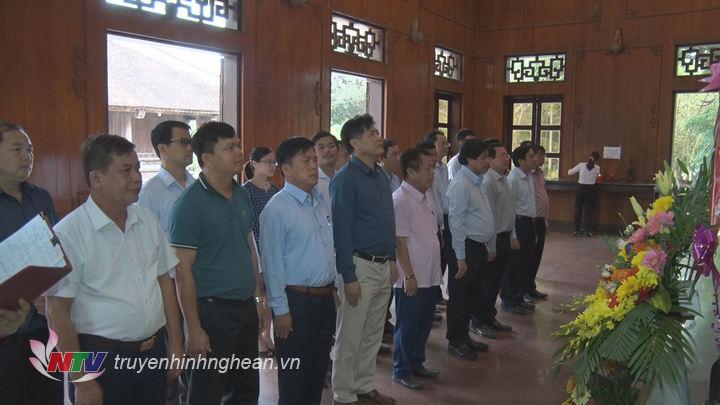 Đoàn công tác Bộ NN&PTNT dâng hoa, dâng hương trước anh linh Chủ tịch Hồ Chí Minh.