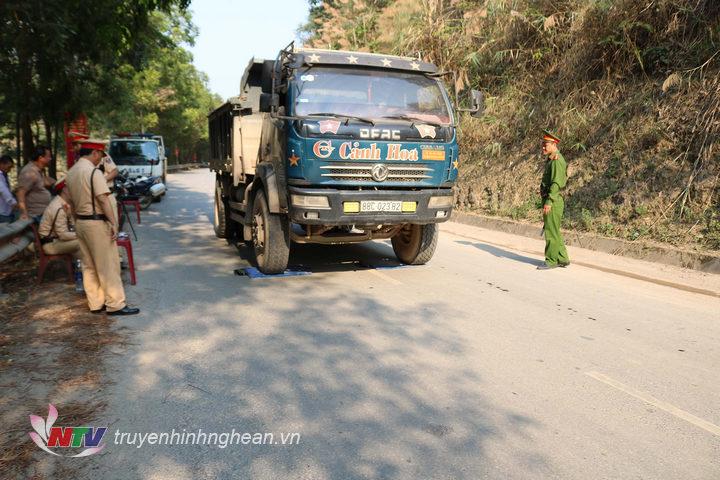 6. Để giảm thiểu tình trạng xe quá khổ, quá tải lưu thông trên các tuyến đường, Công an huyện Kỳ Sơn đã triển khai đợt cao điểm để tuần tra kiểm soát xe quá khổ, quá tải.