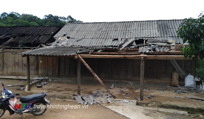 Lốc xoáy gây thiệt hại nhà dân trên địa bàn huyện biên giới Kỳ Sơn