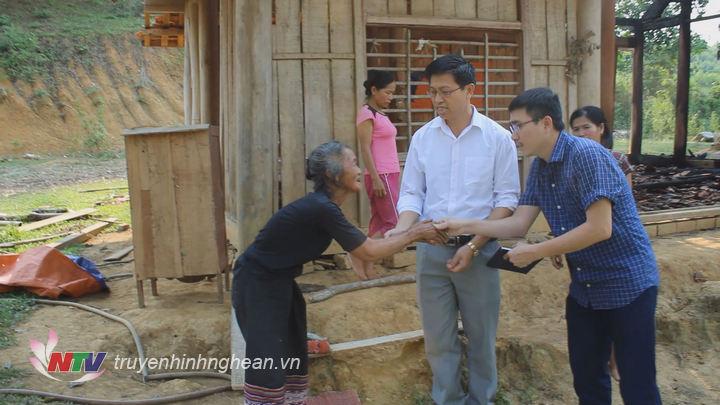 Đại diện lãnh đạo huyện Quỳ Châu trao tiền hỗ trợ cho bà Vi Thị Thấu.