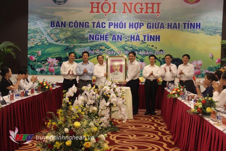 Lãnh đạo tỉnh Hà Tĩnh tặng quà lưu niệm cho lãnh đạo tỉnh Nghệ An.