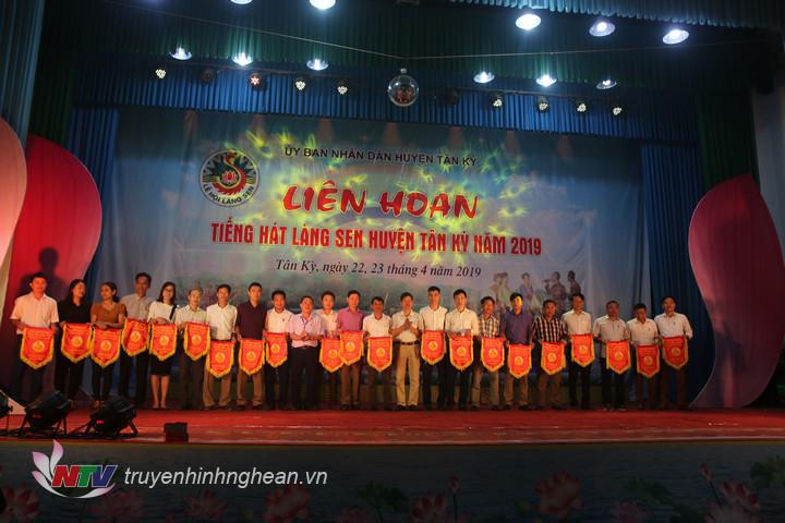 Lãnh đạo huyện Tân Kỳ tặng cờ lưu niệm cho các đội.
