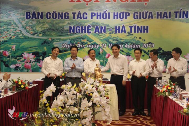 Lãnh đạo tỉnh Nghệ An trao quà lưu niệm cho lãnh đạo tỉnh Hà Tĩnh.