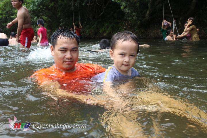 Không những người lớn mà trẻ nhỏ cũng rất hưng phấn khi được bố mẹ cho tắm mat trên sông Giăng
