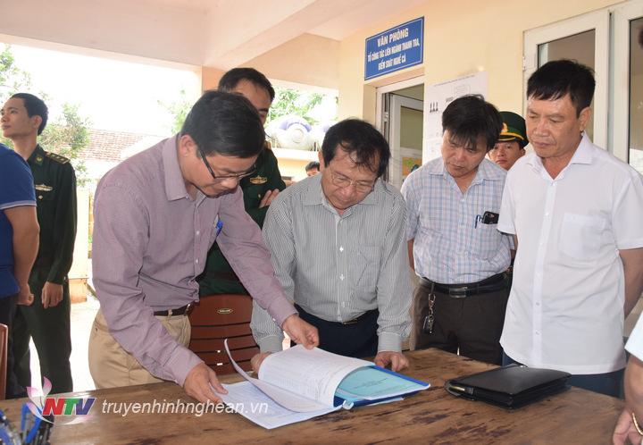 Đồng chí Đinh Viết Hồng - Phó Chủ tịch UBND tỉnh kiểm tra công tác ghi chép nhật ký tàu thuyền tại Cảng cá Lạch Vạn. 