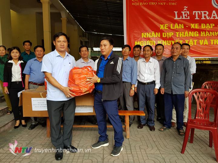  Đại diện lãnh đạo UBND huyện trao tặng thuốc cho 16 xã có NKT được hỗ trợ thuốc.