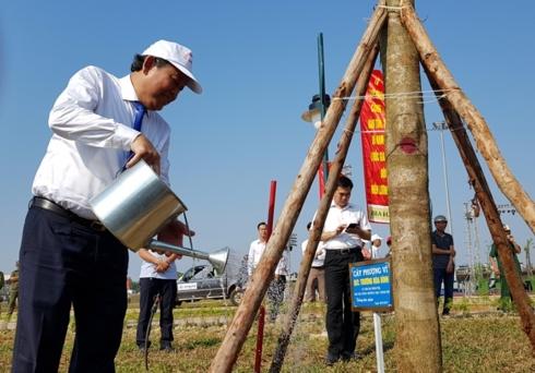 Phó Thủ tưởng Thường trực Chính phủ Trương Hòa Bình trồng cây lưu niệm tại Di tích Quốc gia đặc biệt Đôi bờ Hiền Lương- Bến Hải.