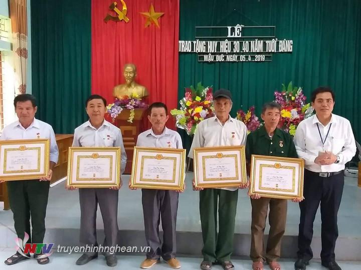 Con Cuông trao tặng Huy hiệu 30,40 năm tuổi đảng cho 5 đảng viên