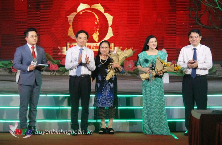 Lãnh đạo 2 tỉnh Nghệ An - TP Hồ Chí Minh tặng quà cho các nghệ sỹ.