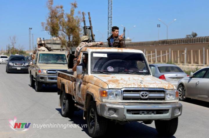 Trong khi lực lượng trung thành với chính quyền Tripoli đang chuẩn bị bảo vệ thủ đô - Ảnh: Reuters