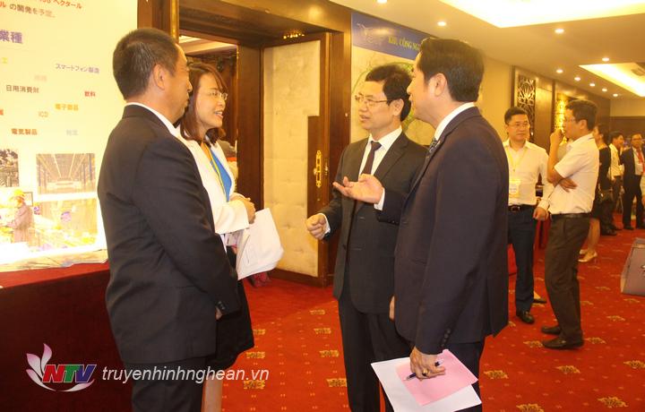 Phó Bí thư Thường trực Tỉnh ủy Nguyễn Xuân Sơn trao đổi với các nhà đầu tư Nhật Bản.