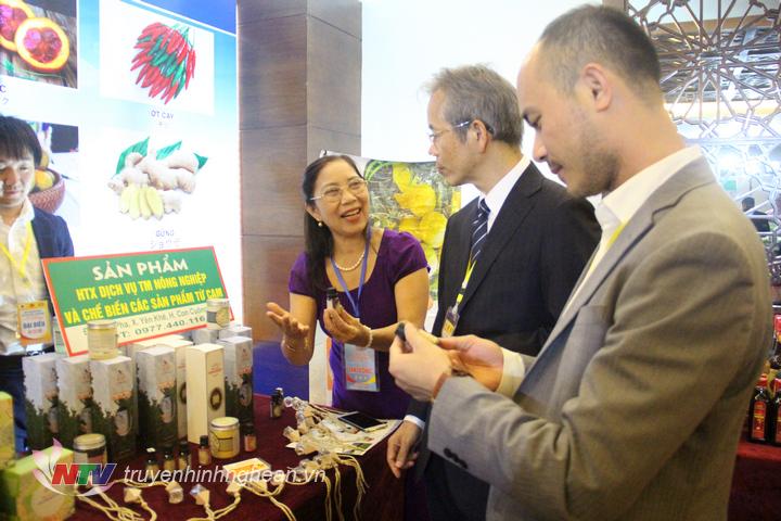 Các đại biểu Nhật Bản tham quan gian hàng giới thiệu sản phẩm nông nghiệp.