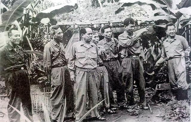 Phó tư lệnh - Tham mưu trưởng Quân giải phóng miền Nam Lê Đức Anh (người đang dơ tay chỉ) và Phó Chính ủy miền Nam Lê Văn Tưởng (ngoài cùng bên trái) cùng các đồng chí trong Bộ Tư lệnh miền Nam tại căn cứ Tà Thiết năm 1971.