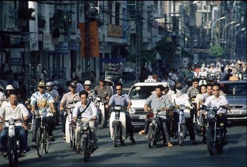 Đường phố Sài Gòn nhộn nhịp trở lại sau đại thắng 30/4/1975. Ảnh:KT