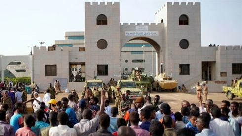 Những người biểu tình phản đối tụ tập trước Bộ Quốc phòng sau khi quân đội tuyên bố Tổng thống nước này Omar Hassan al-Bashir sẽ được thay thế bằng Hội đồng quân sự chuyển tiếp (Ảnh: Reuters).