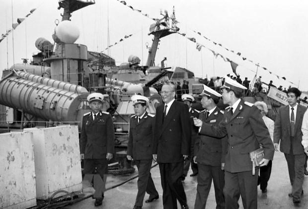 Chủ tịch nước Lê Đức Anh thăm các cán bộ, chiến sỹ Hải quân vùng 3, ngày 9/1/1996. (Ảnh: Cao Phong/TXVN)