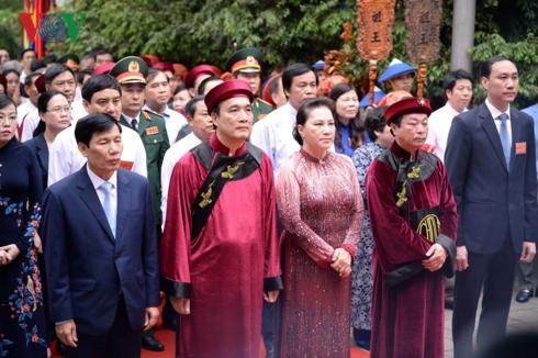 Bộ trưởng Bộ Văn hóa, Thể thao & Du lịch Nguyễn Ngọc Thiện (bìa trái, hàng đầu tiên) cùng dự lễ dâng hương.