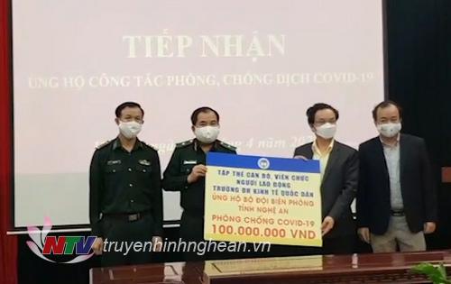 Lãnh đạo trường Đại học Kinh tế trao tiền ủng hộ BĐBP Nghệ An 100 triệu đồng.