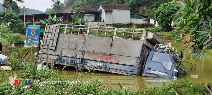 Nghệ An: Ôtô tải lao xuống ao, tài xế thoát chết