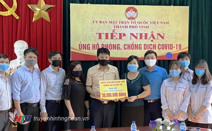 Tập thể BGH cùng đại diện học sinh Trường THPT Hà Huy Tập TP Vinh trao tiền hỗ trợ phòng chống dịch Covid – 19 cho UBMTTQ TP Vinh.