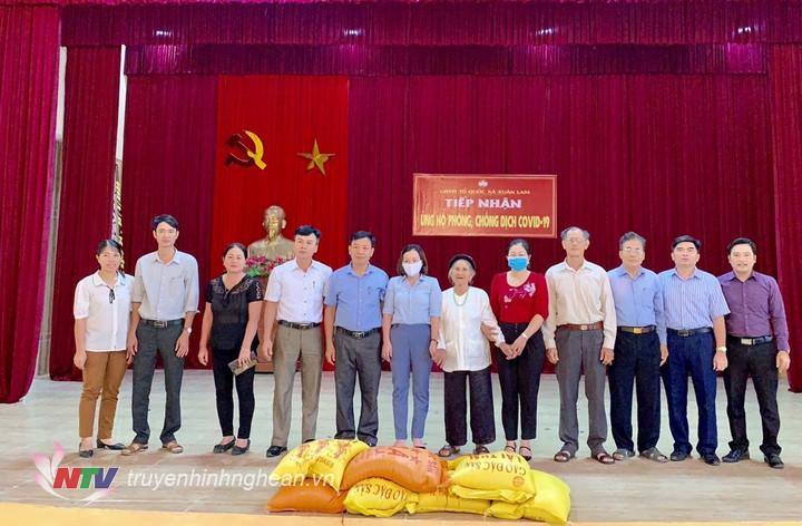 Cụ Nguyễn Thị Quế , 98 tuổi trao gạo ủng hộ phòng chống, dịch covid-19.
