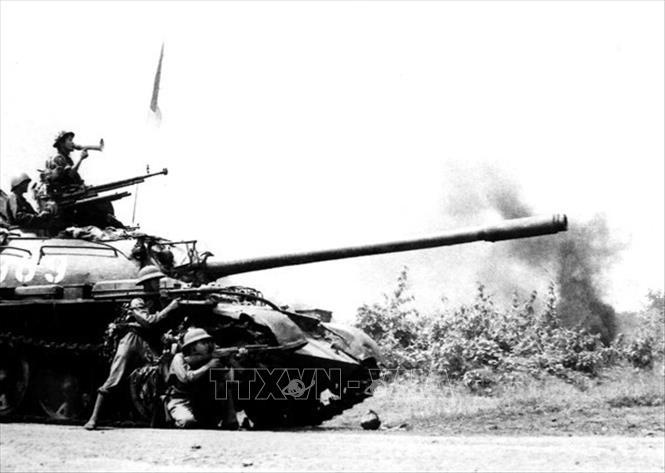Xe tăng quân giải phóng tiến công thị xã Buôn Ma Thuột, ngày 10-3-1975 trong chiến dịch Tây Nguyên. Ảnh Tư liệu TTXVN