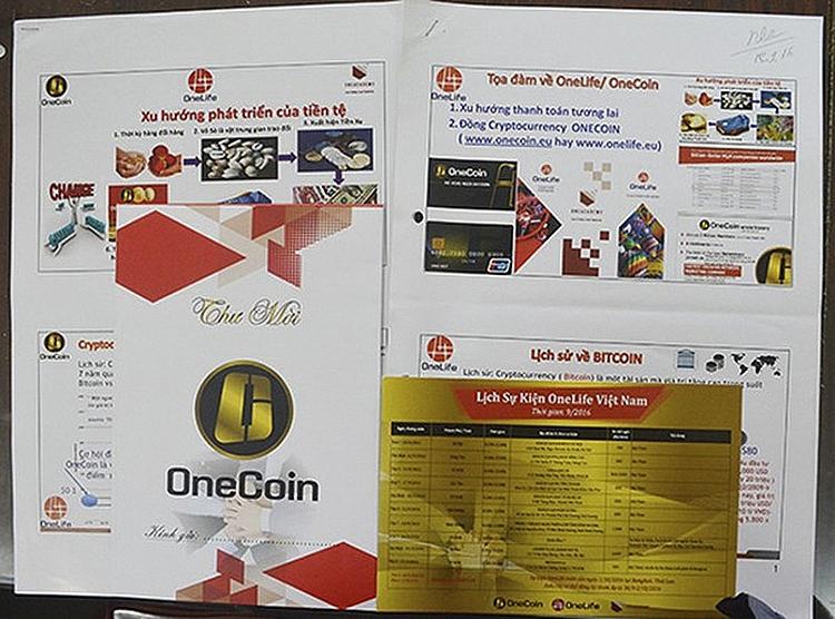Tờ rơi, thư mời Hội thảo kinh doanh tiền ảo Onecoin do lực lượng chức năng thu giữ.