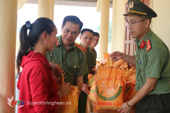 Giám đốc Công an tỉnh trao quà cho nhân dân và lực lượng vũ trang huyện Kỳ Sơn