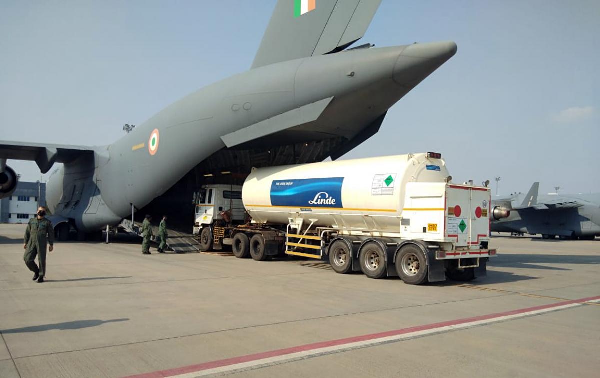 Máy bay vận tải C-17 của Không quân Ấn Độ đang tiếp nhận các bồn chứa oxy tại sân bay Changi Singapore. Nguồn: ANI