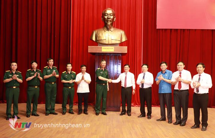 Bộ Tư lệnh Lăng Chủ tịch Hồ Chí Minh trao tặng tỉnh Nghệ An tượng Bác Hồ
