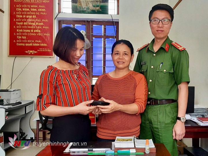 Chị Hồ Thị Hiền trao trả lại chiếc ví cho gia đình người đánh mất